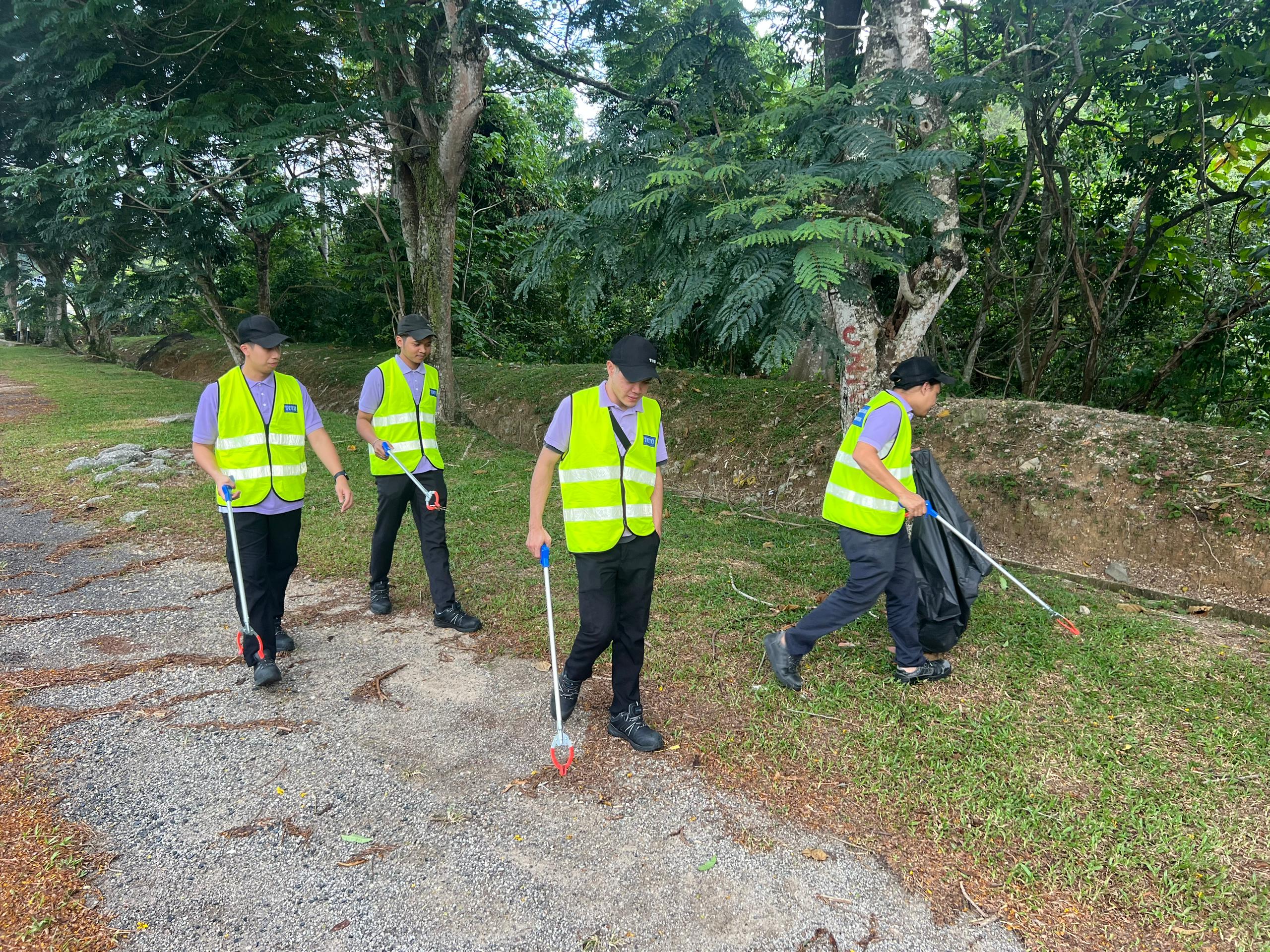 toto-staff-collecting-rubbish